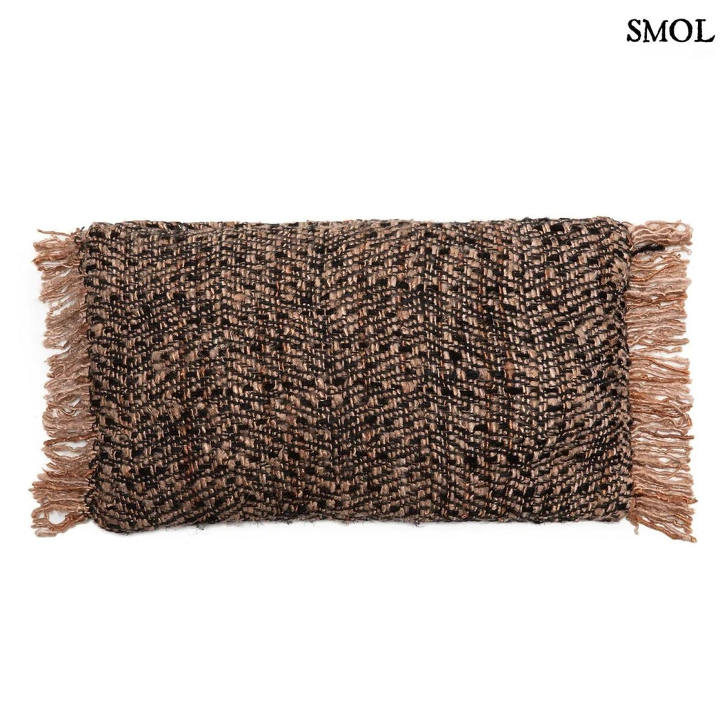 Fekete és réz mintás díszpárnahuzat fehér háttérrel