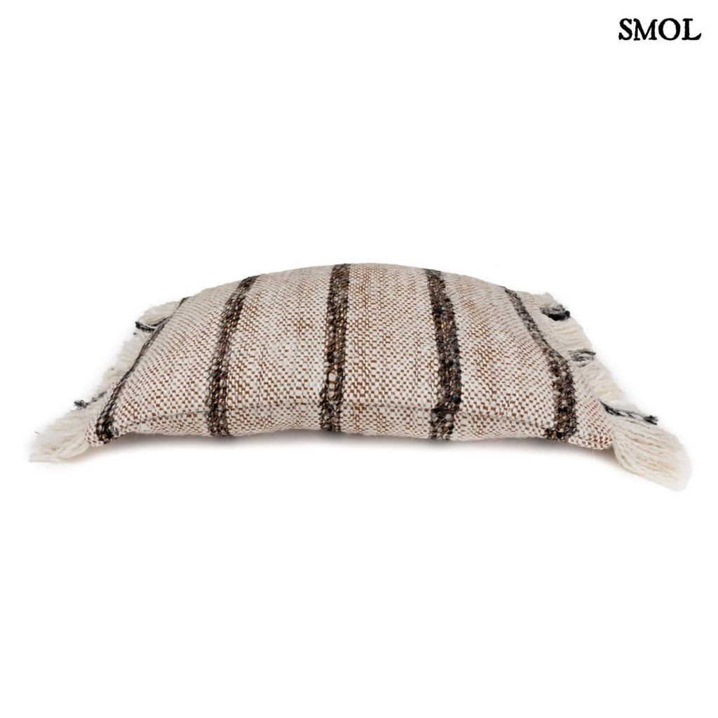 Csíkos, földszínű pamut díszpárnahuzat oldalról