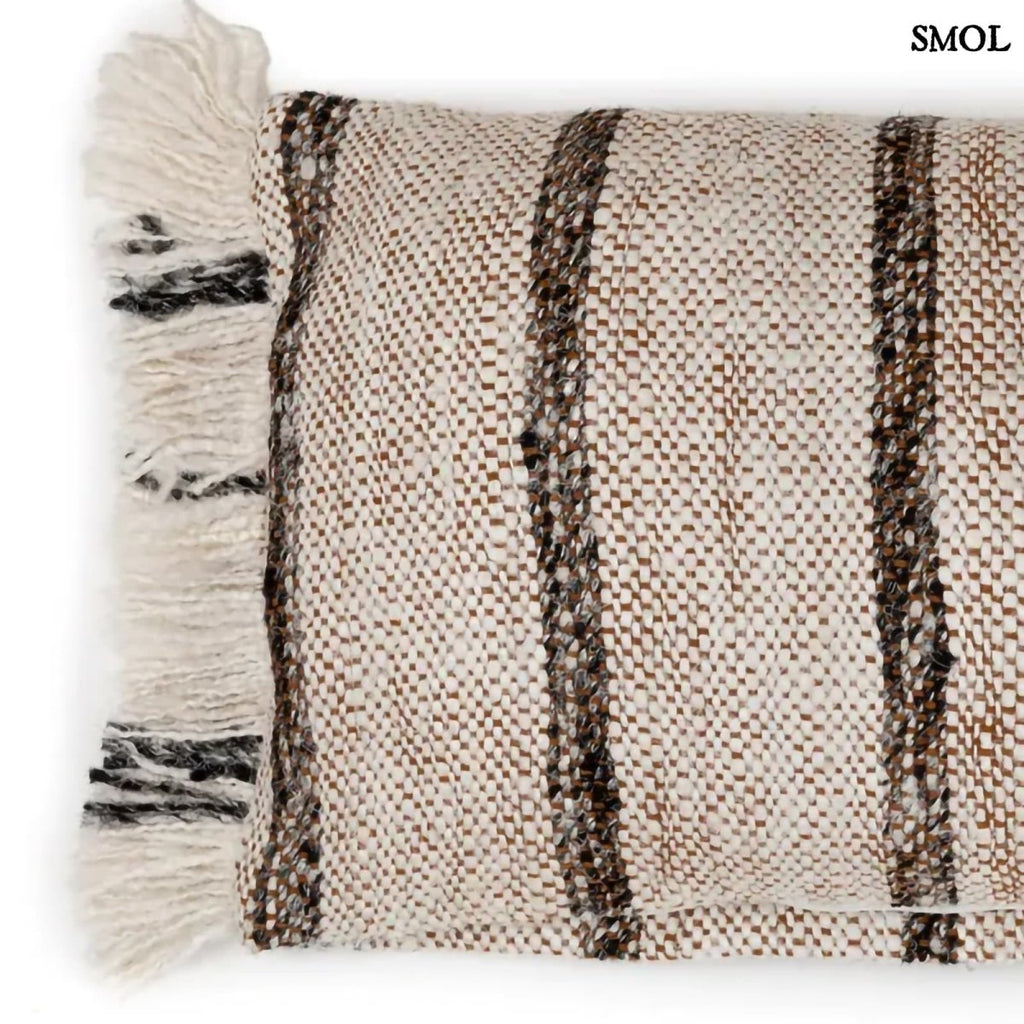 Csíkos, földszínű pamut díszpárnahuzat felülről