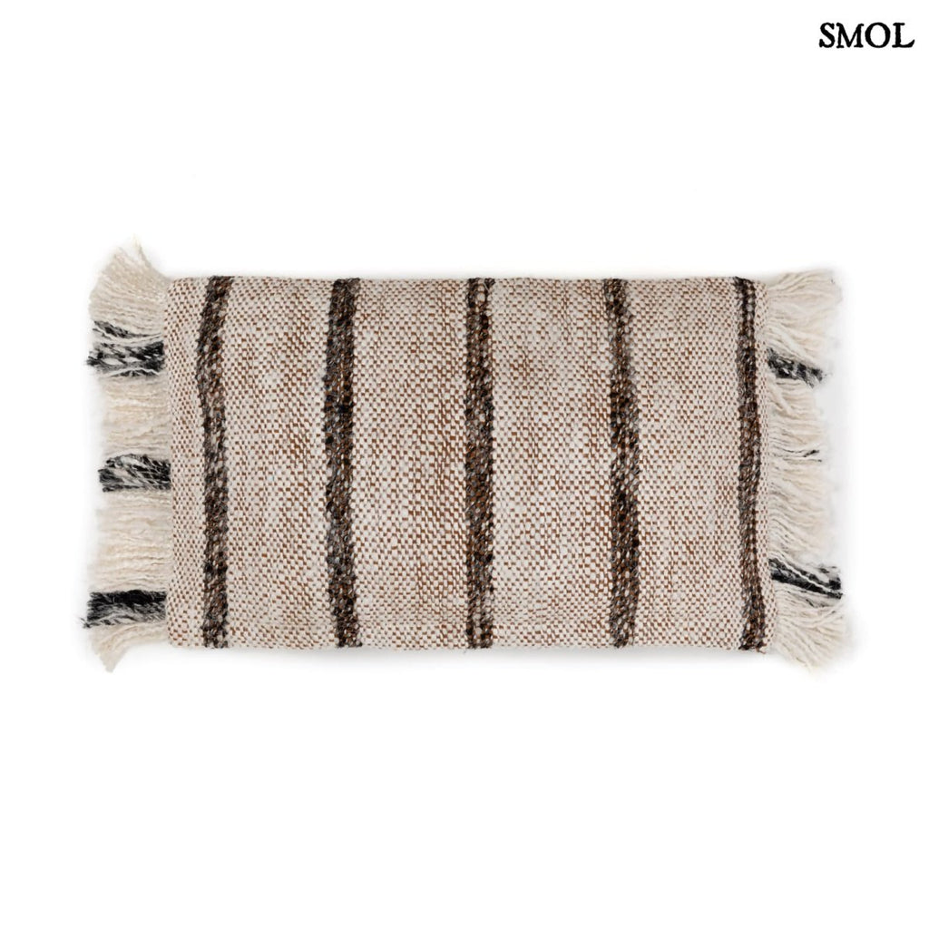 Csíkos, földszínű pamut díszpárnahuzat fehér háttérrel