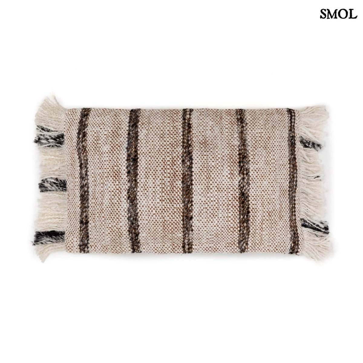 Csíkos, földszínű pamut díszpárnahuzat fehér háttérrel