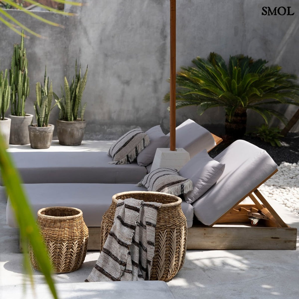 Csíkos, földszínű pamut díszpárnahuzat teraszon