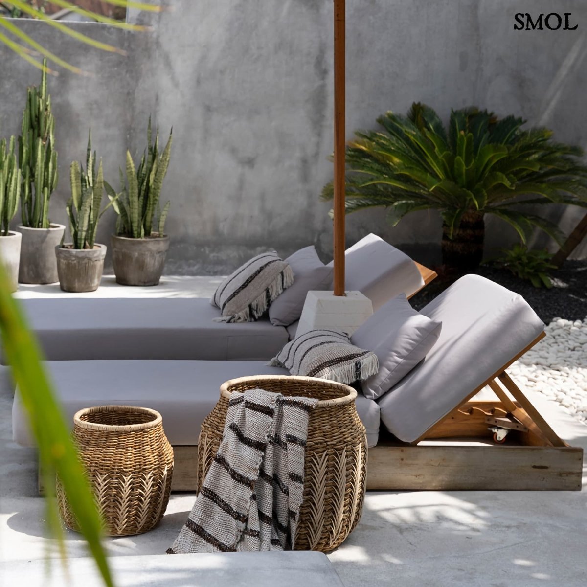 Csíkos, földszínű pamut díszpárnahuzat teraszon