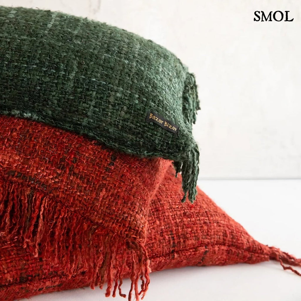 Bohém stílusú, cseresznyepiros párnahuzat rojtos szegéllyel zöld párnával