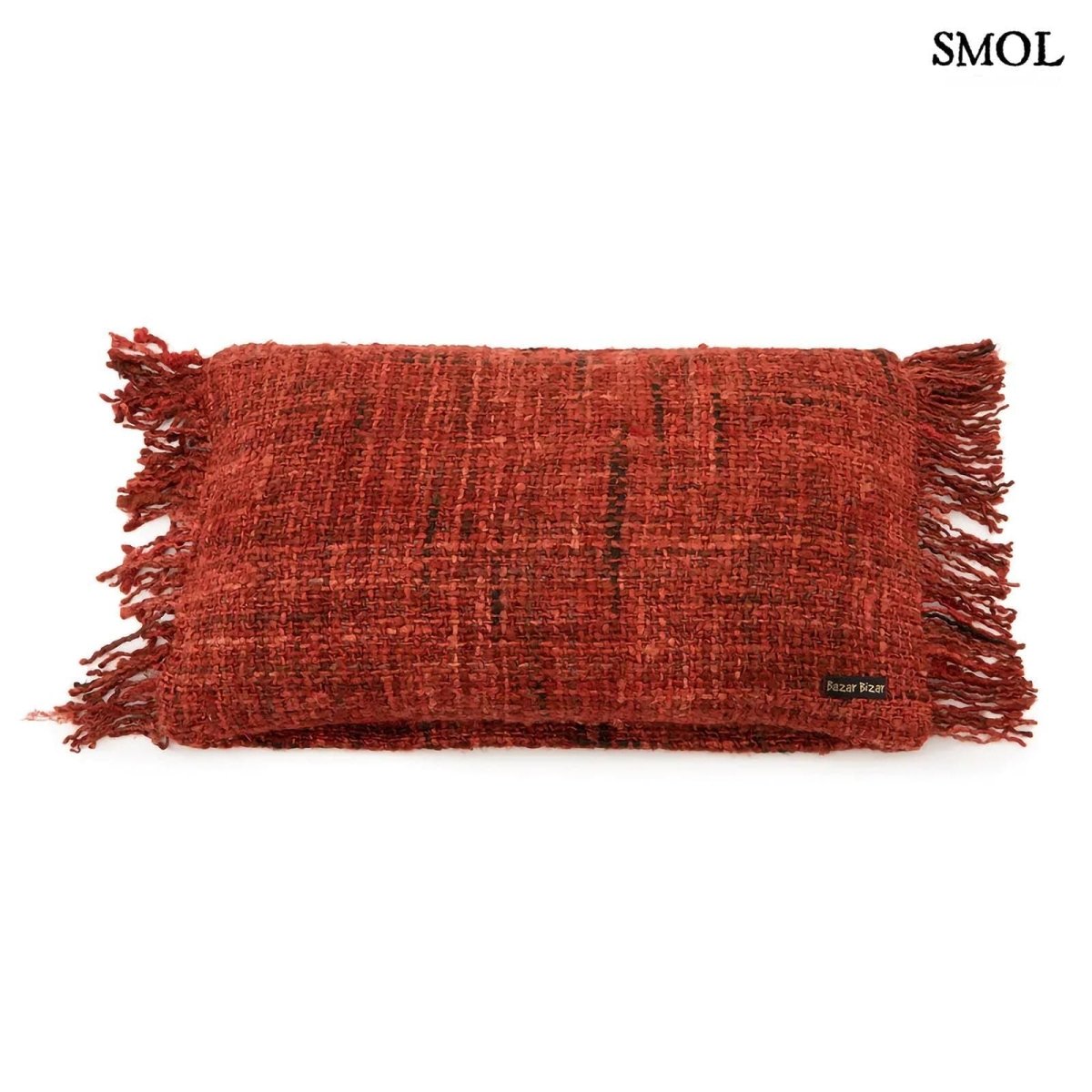 Bohém stílusú, cseresznyepiros párnahuzat rojtos szegéllyel fehér háttérrel