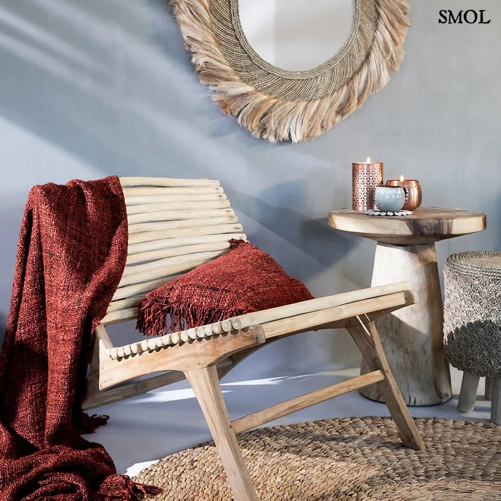 Bohém stílusú, cseresznyepiros párnahuzat rojtos szegéllyel fotelon