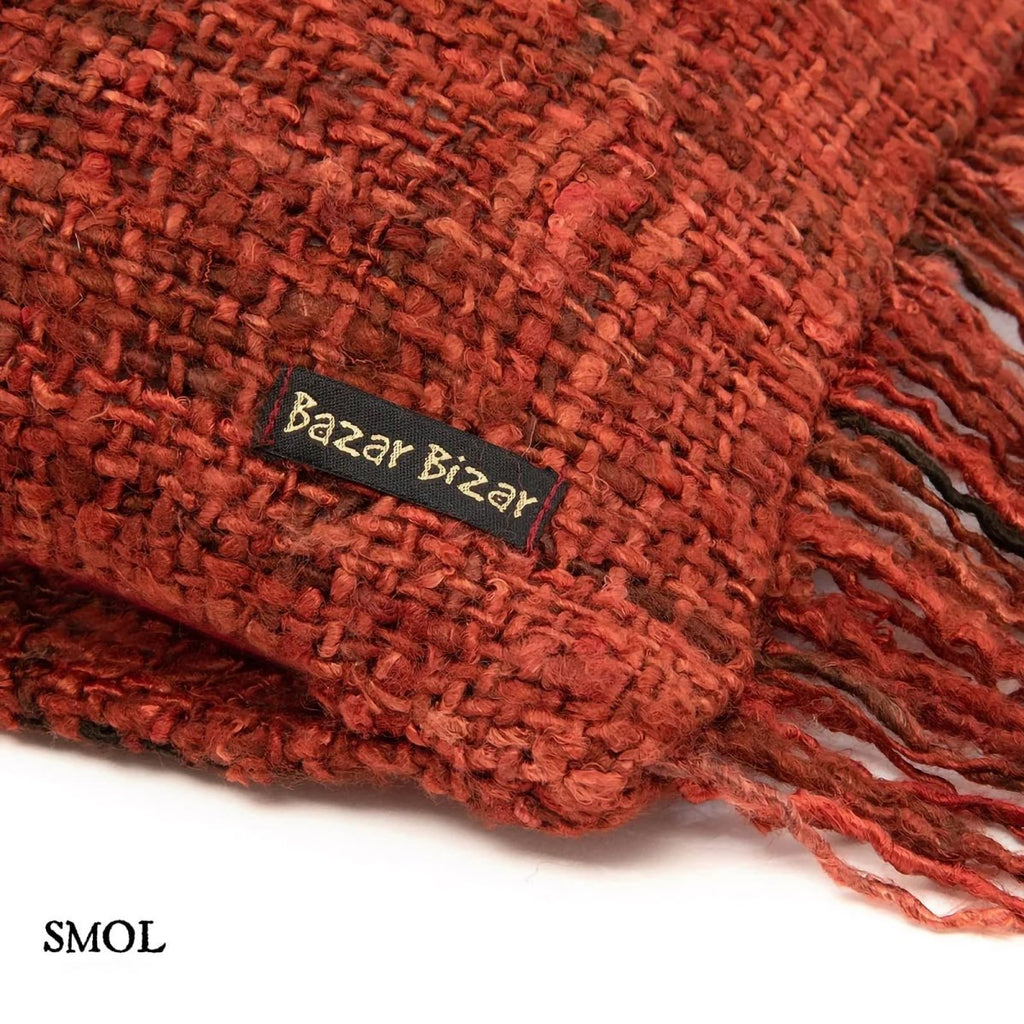 Bohém stílusú, cseresznyepiros párnahuzat rojtos szegéllyel sarok nagyítva