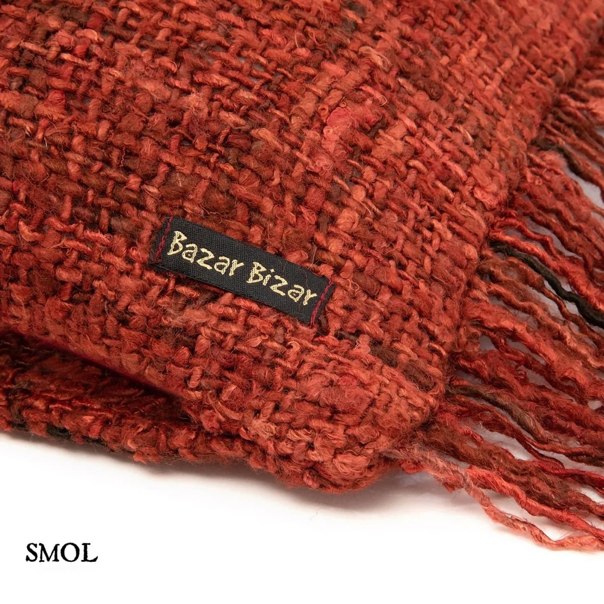 Bohém stílusú, cseresznyepiros párnahuzat rojtos szegéllyel sarok nagyítva