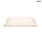 Krémszínű texturált díszpárnahuzat fektetve