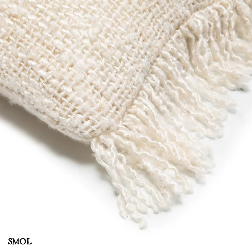 Krémszínű texturált díszpárnahuzat sarok