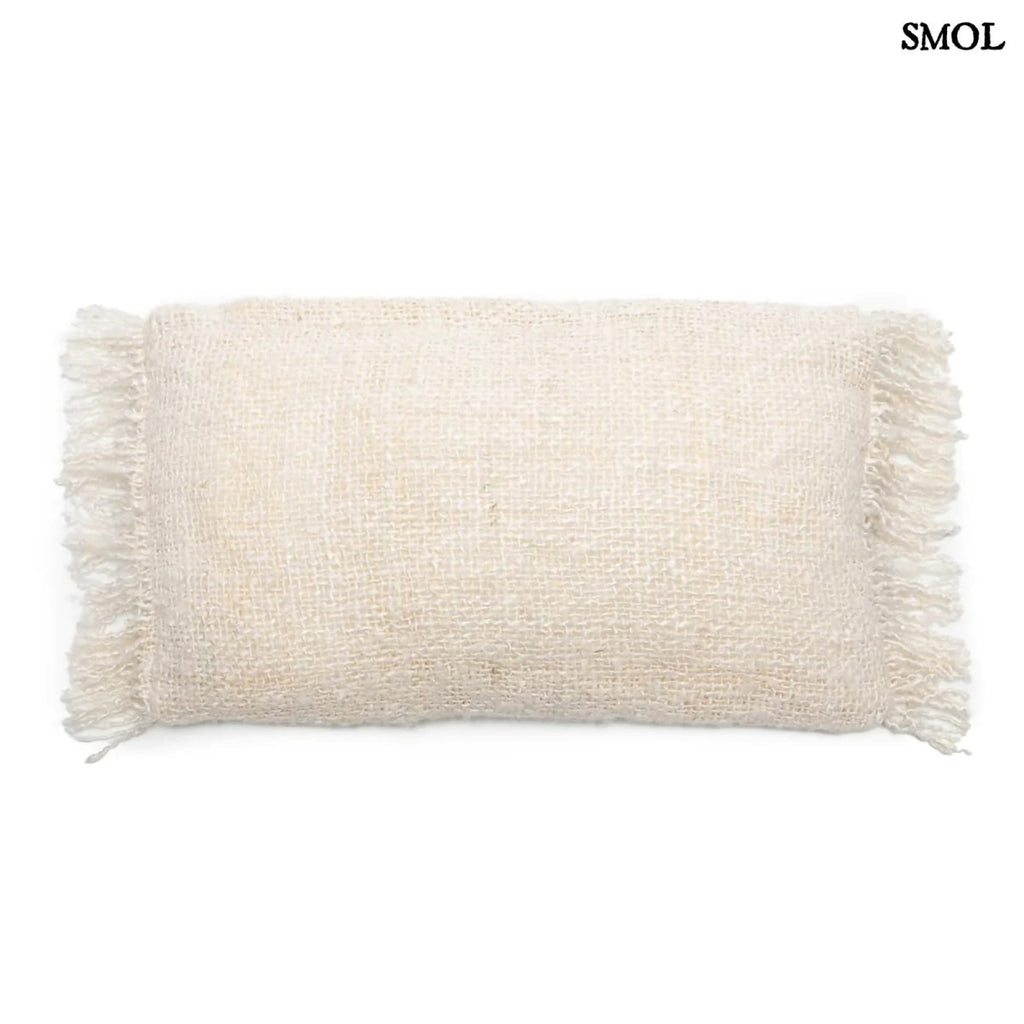 Krémszínű texturált díszpárnahuzat fehér háttérrel