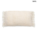 Krémszínű texturált díszpárnahuzat fehér háttérrel