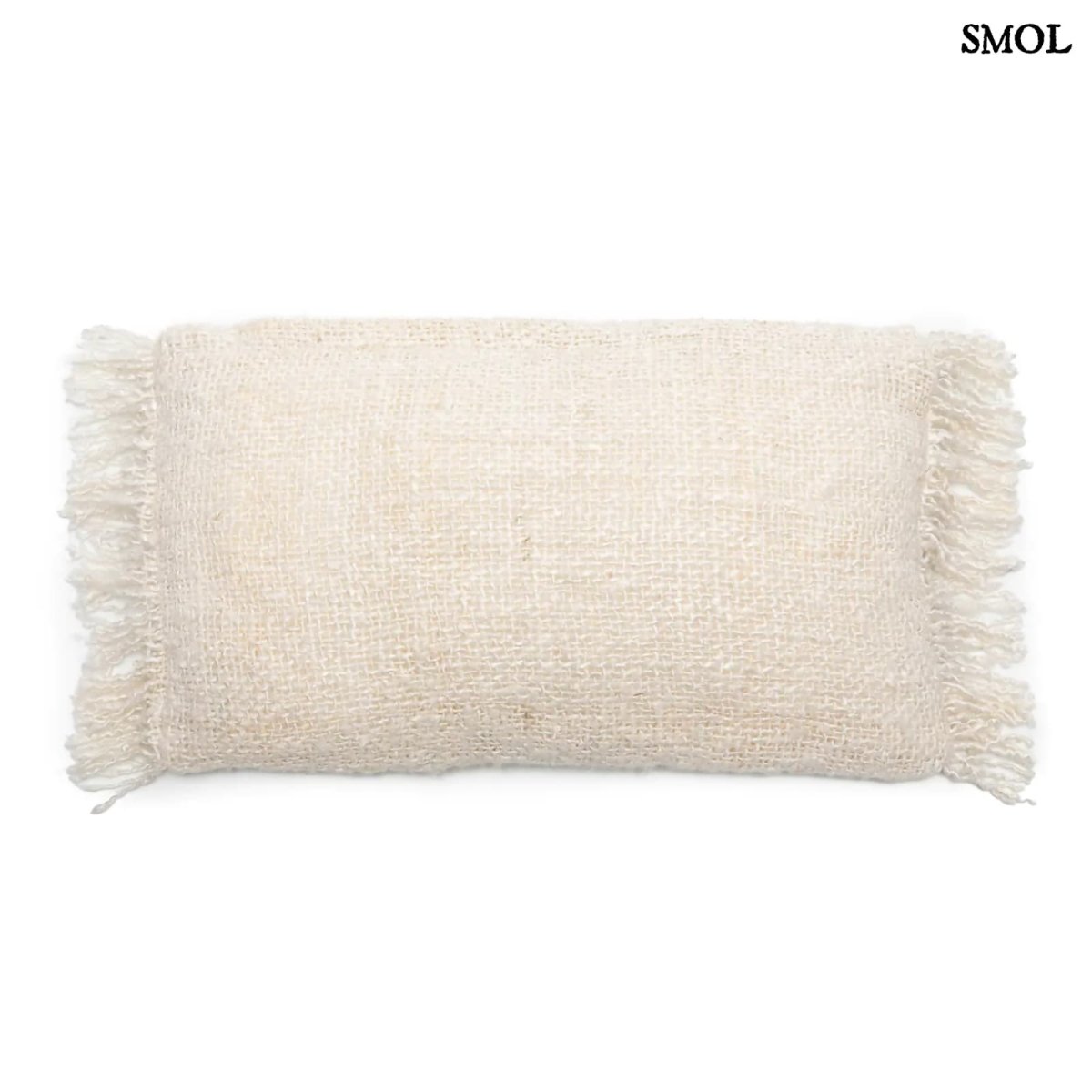 Krémszínű texturált díszpárnahuzat fehér háttérrel