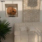 Krémszínű texturált díszpárnahuzat kanapén