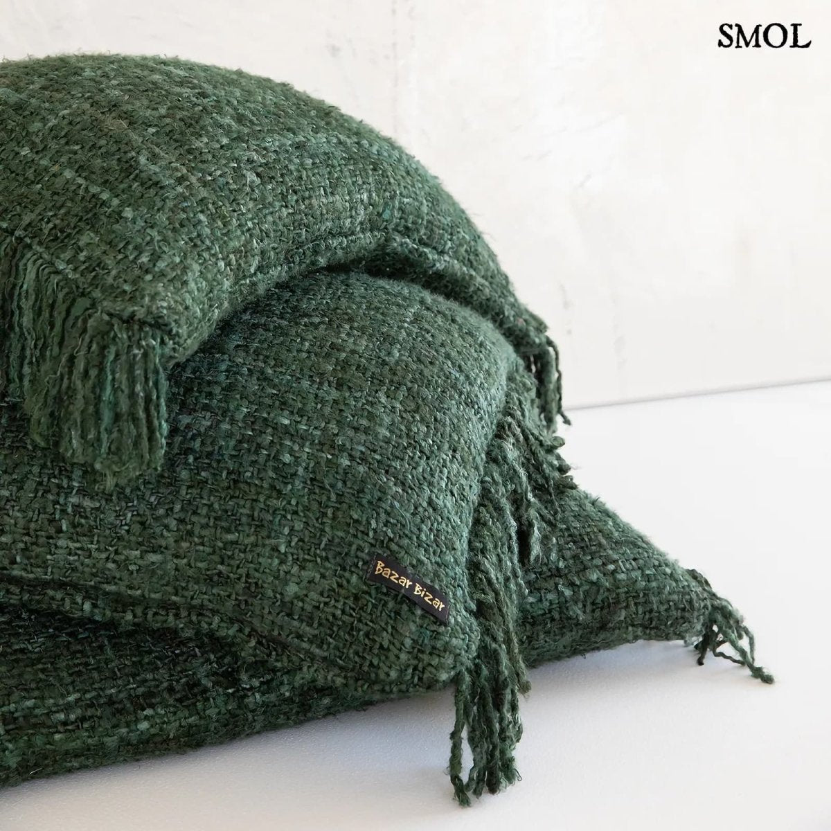 Zöld díszpárnahuzat több párna egymáson