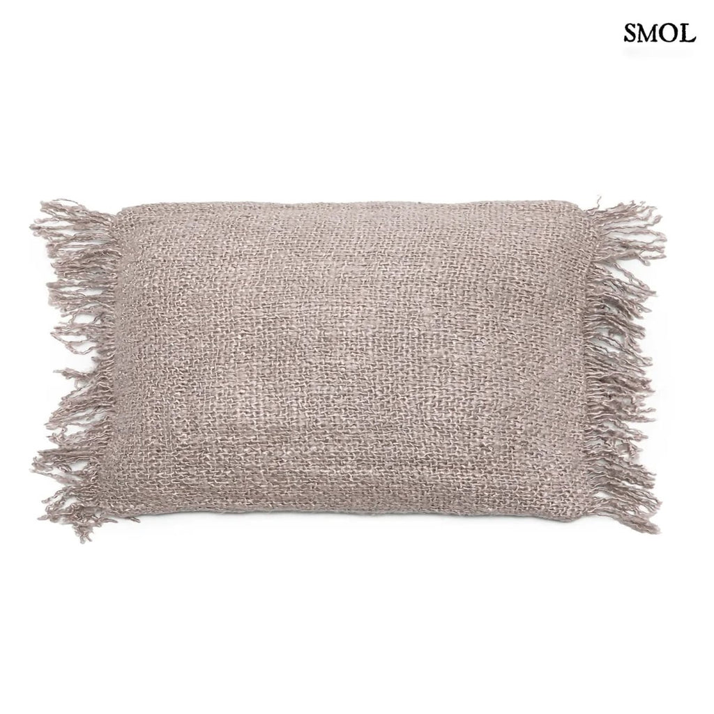 Gyöngyszürke díszpárnahuzat bojtokkal fehér háttérrel