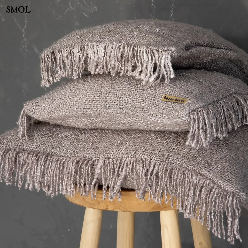 Gyöngyszürke díszpárnahuzat bojtokkal több méretben egymáson