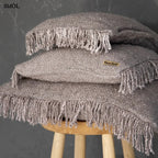 Gyöngyszürke díszpárnahuzat bojtokkal több méretben egymáson