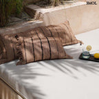 Bézs-fekete csíkos, rojtos díszpárnahuzat 100x35 cm méretben teraszon