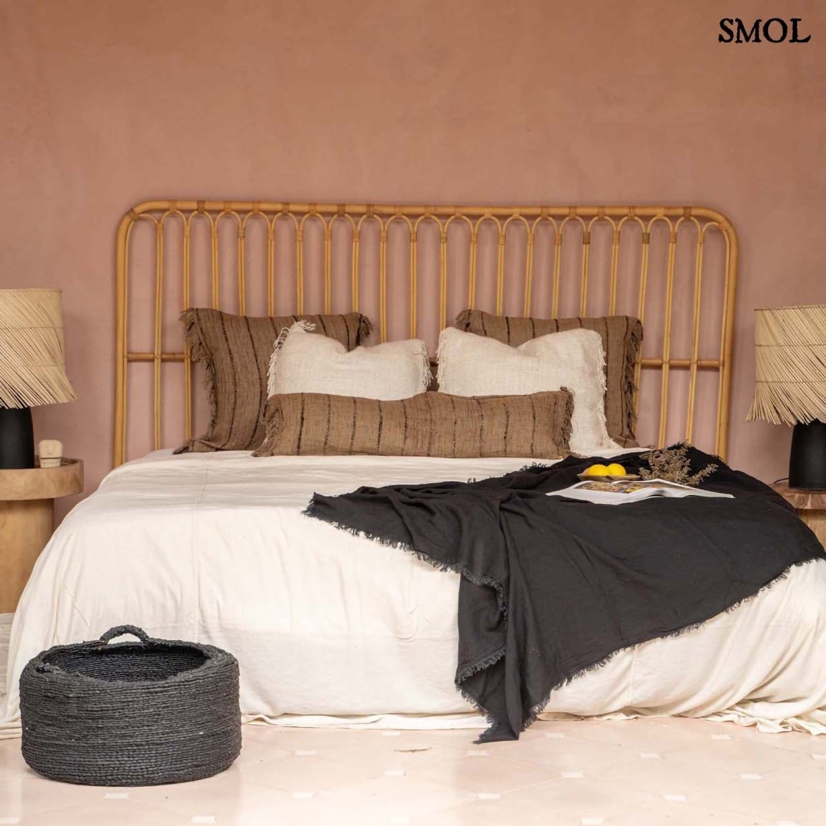 Bézs-fekete csíkos, rojtos díszpárnahuzat 100x35 cm méretben hálószobában