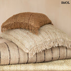 Bézs-fekete csíkos, rojtos díszpárnahuzat 100x35 cm méretben több párnával