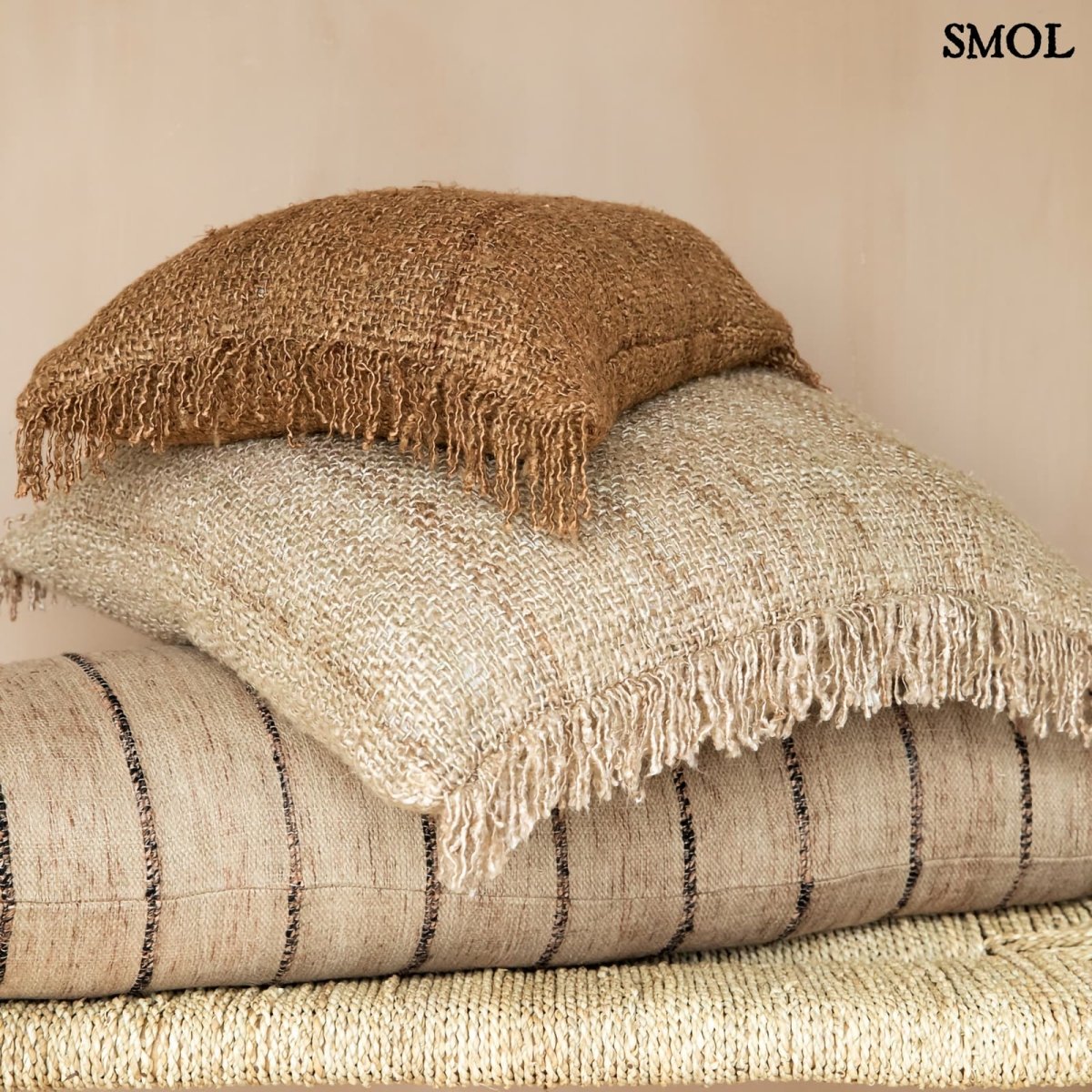 Bézs-fekete csíkos, rojtos díszpárnahuzat 100x35 cm méretben több párnával