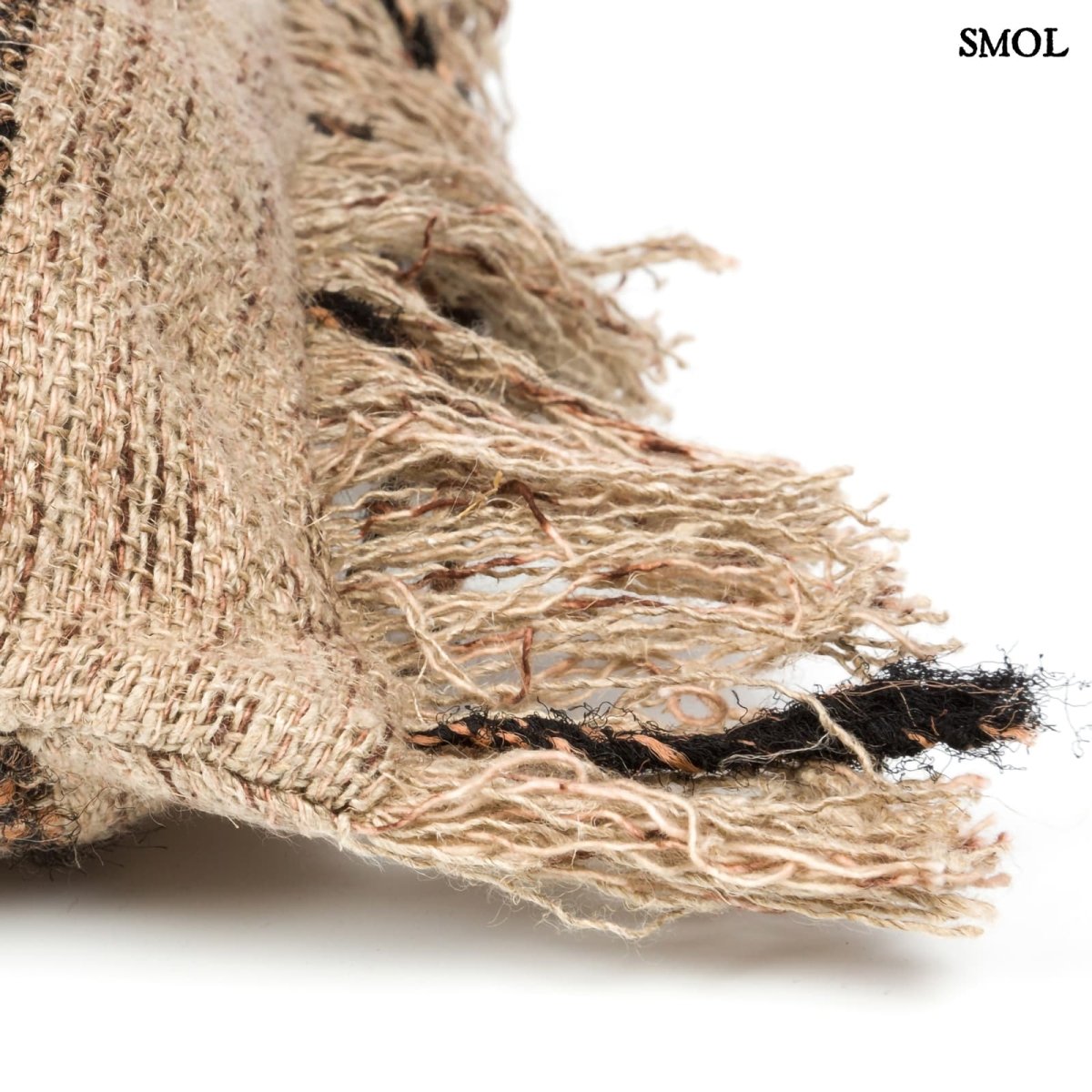 Bézs-fekete csíkos, rojtos díszpárnahuzat 100x35 cm méretben bojt nagyítva