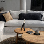 Fekete, rojtos szélű díszpárnahuzat nappaliban