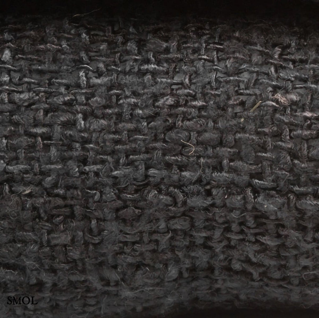 Fekete, rojtos szélű díszpárnahuzat textúra nagyítva