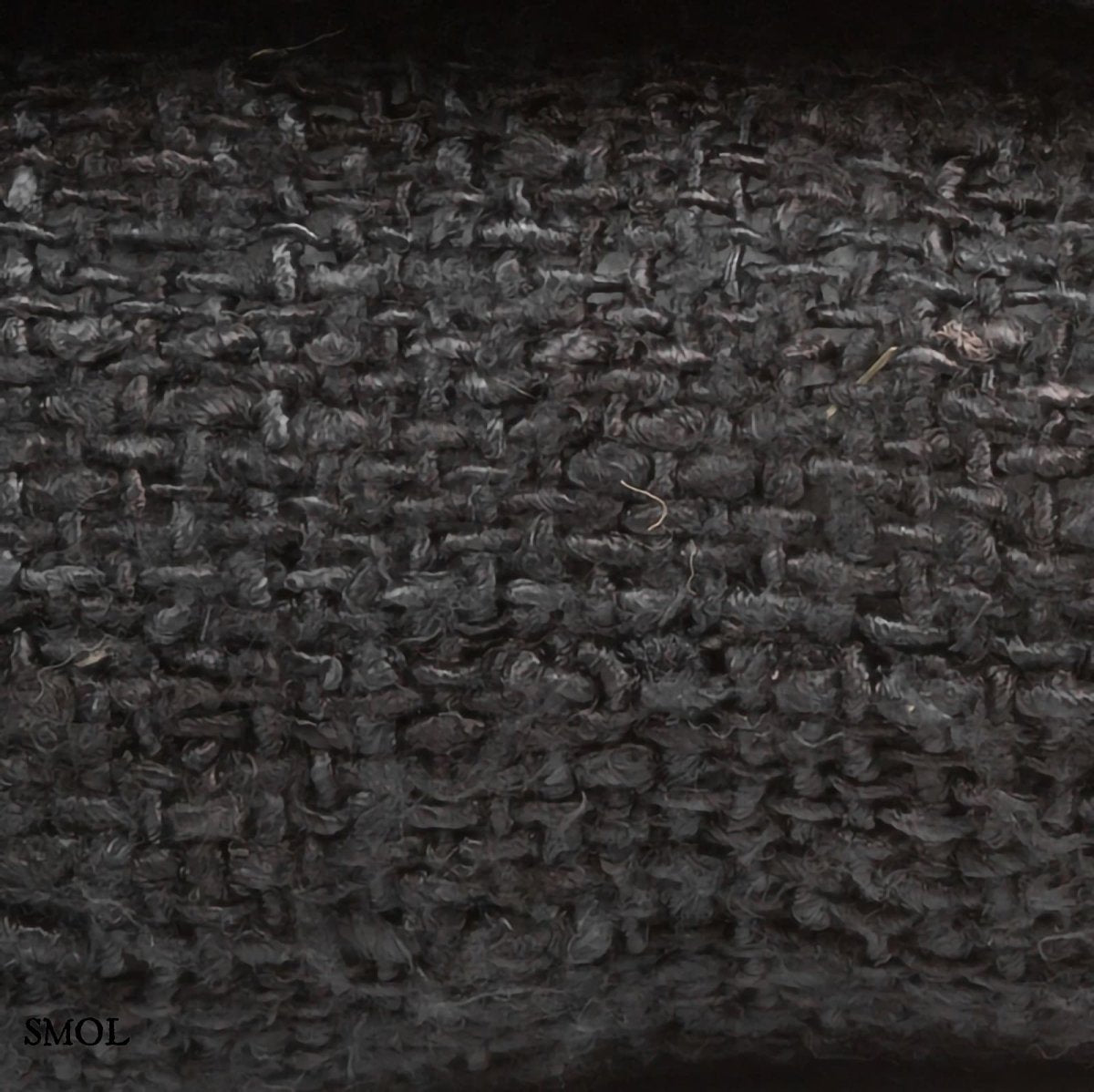 Fekete, rojtos szélű díszpárnahuzat textúra nagyítva