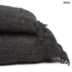 Fekete, rojtos szélű díszpárnahuzat sarok