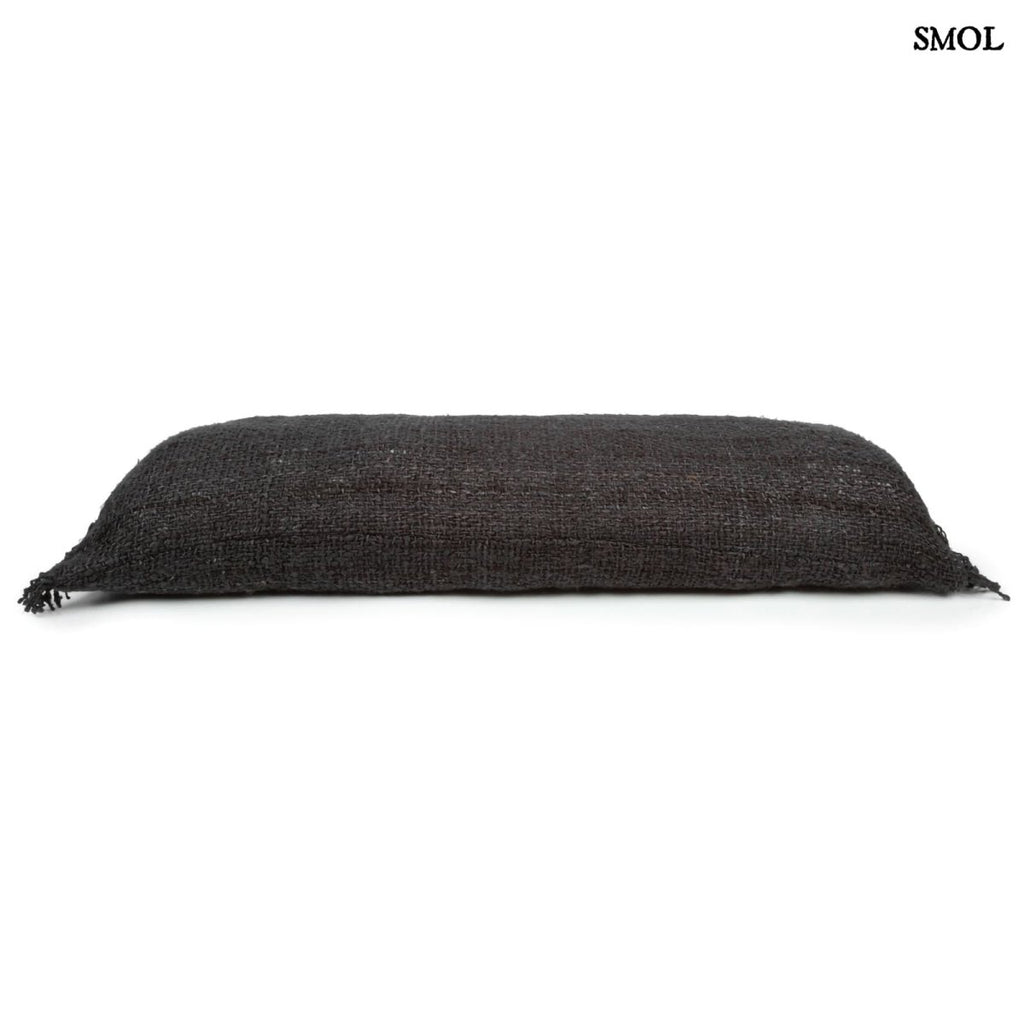 Fekete, rojtos szélű díszpárnahuzat fektetve