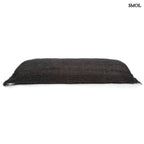 Fekete, rojtos szélű díszpárnahuzat fektetve