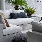 Fekete, rojtos szélű díszpárnahuzat kanapén