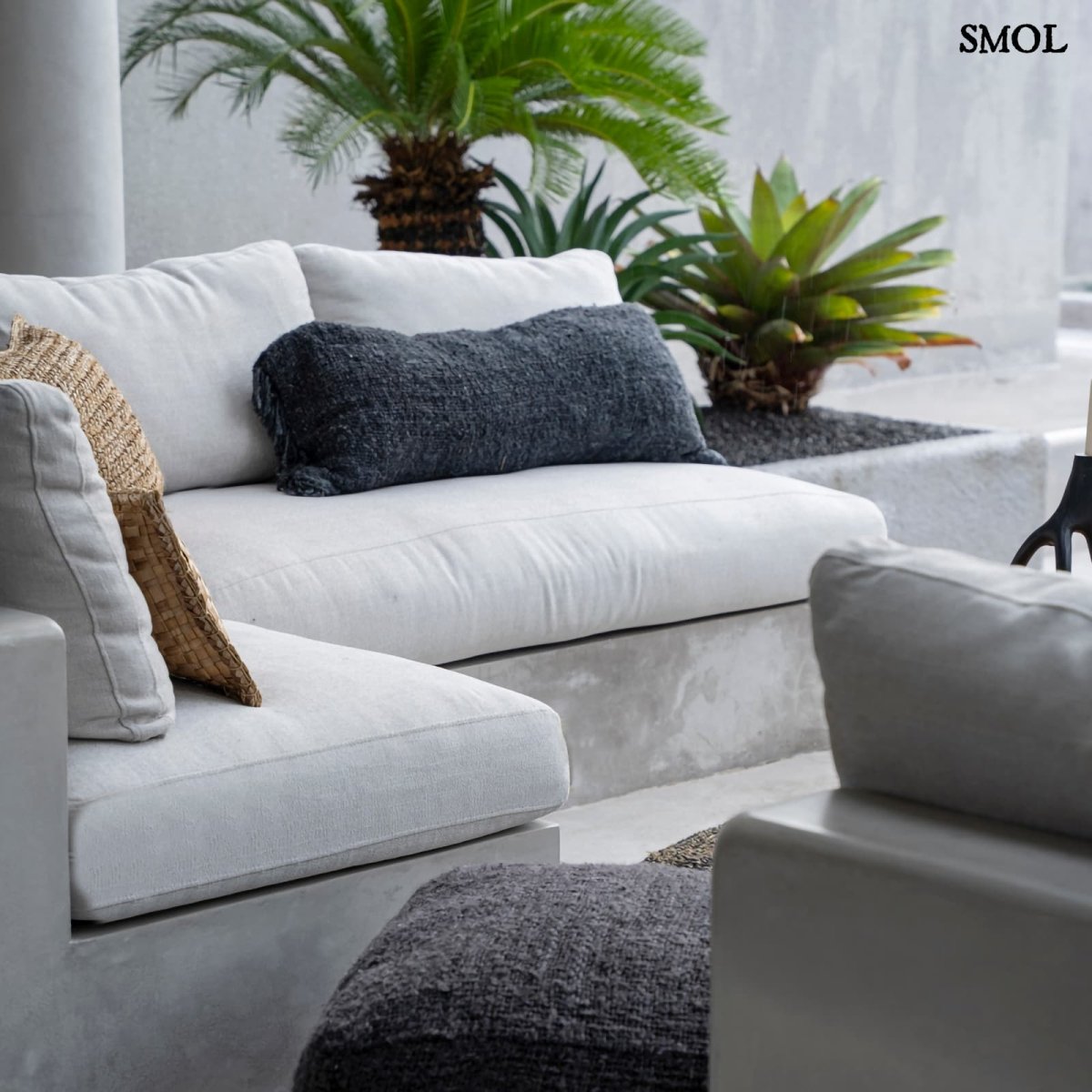 Fekete, rojtos szélű díszpárnahuzat kanapén