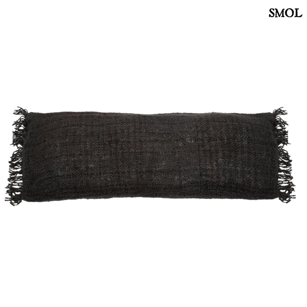 Fekete, rojtos szélű díszpárnahuzat fehér háttérrel