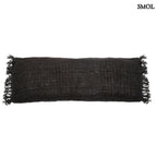 Fekete, rojtos szélű díszpárnahuzat fehér háttérrel