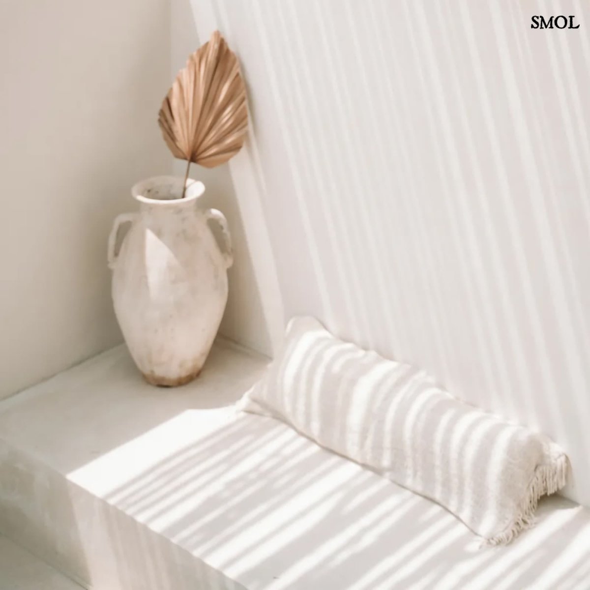 GEE CREAM krémszínű pamut díszpárnahuzat, letisztult, elegáns stílusban, kaspóval