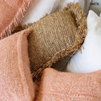 Lazacszínű díszpárnahuzat bojtokkal több párna ágyon