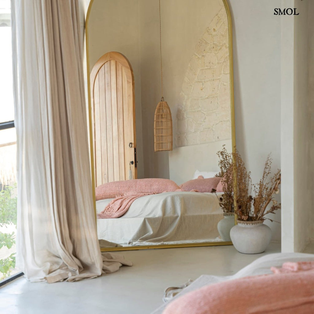 Lazacszínű díszpárnahuzat bojtokkal hálószobában