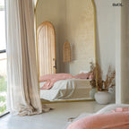 Lazacszínű díszpárnahuzat bojtokkal hálószobában