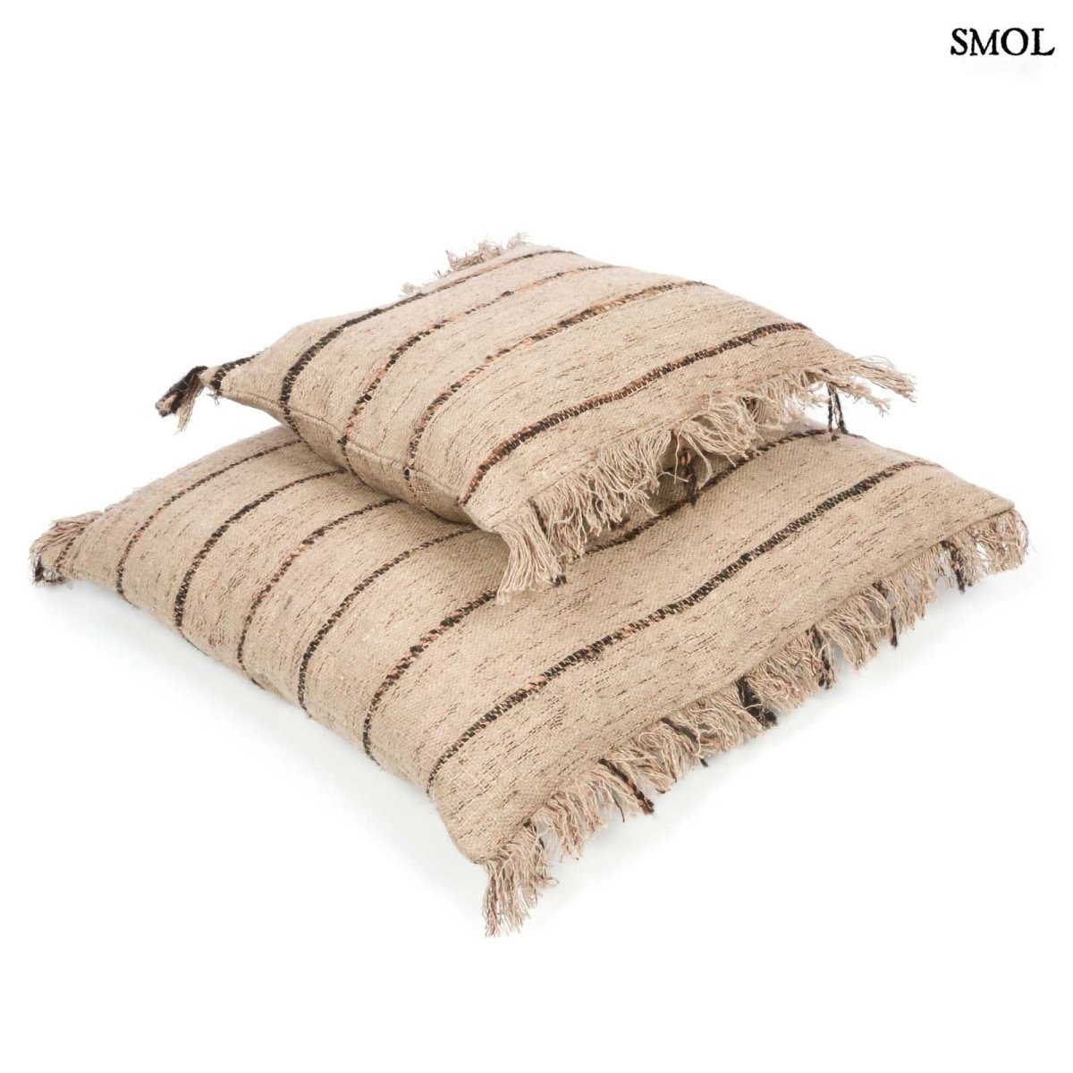 Bézs és fekete csíkos díszpárnahuzat rojtokkal két méretben egymáson