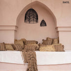 Bézs és fekete csíkos díszpárnahuzat rojtokkal teraszon, sok párnával