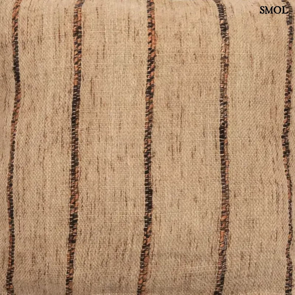 Bézs és fekete csíkos díszpárnahuzat rojtokkal nagyítva