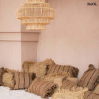 Bézs és fekete csíkos díszpárnahuzat rojtokkal több párnával, lámpával