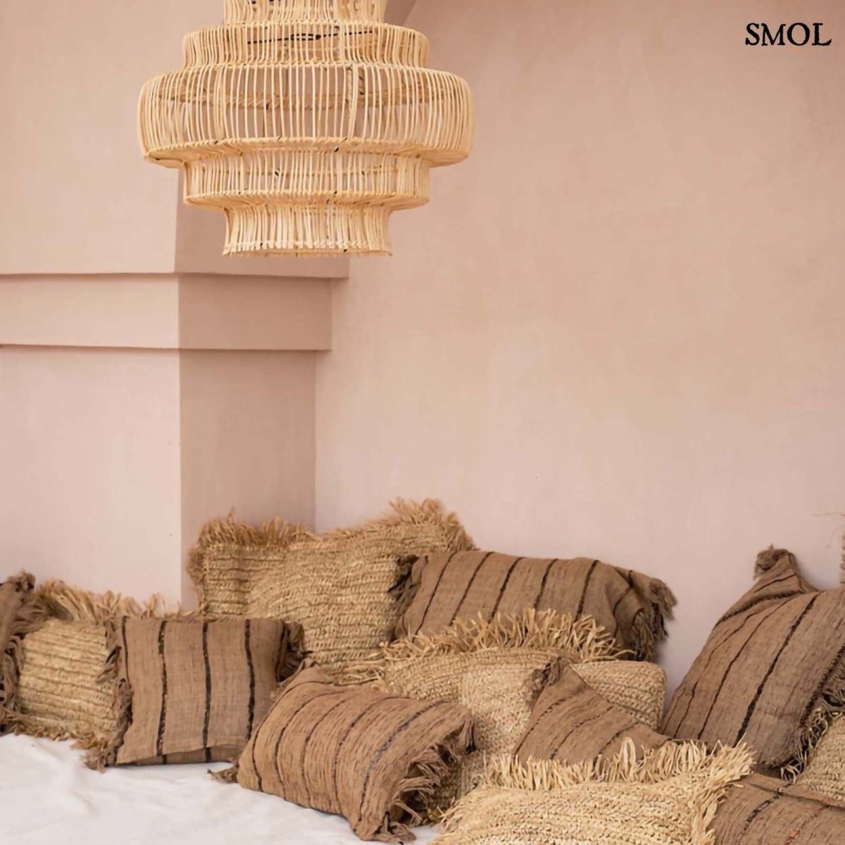 Bézs és fekete csíkos díszpárnahuzat rojtokkal több párnával, lámpával