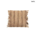 Bézs és fekete csíkos díszpárnahuzat rojtokkal fehér háttérrel