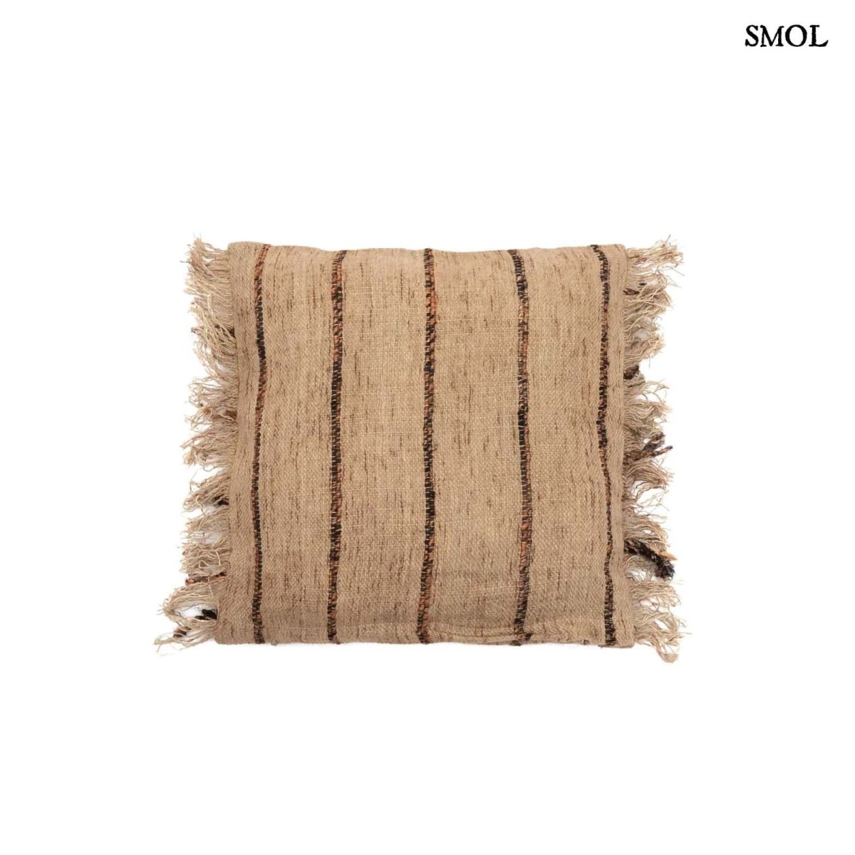 Bézs és fekete csíkos díszpárnahuzat rojtokkal fehér háttérrel