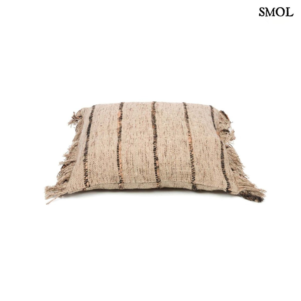 Bézs és fekete csíkos díszpárnahuzat rojtokkal fektetve