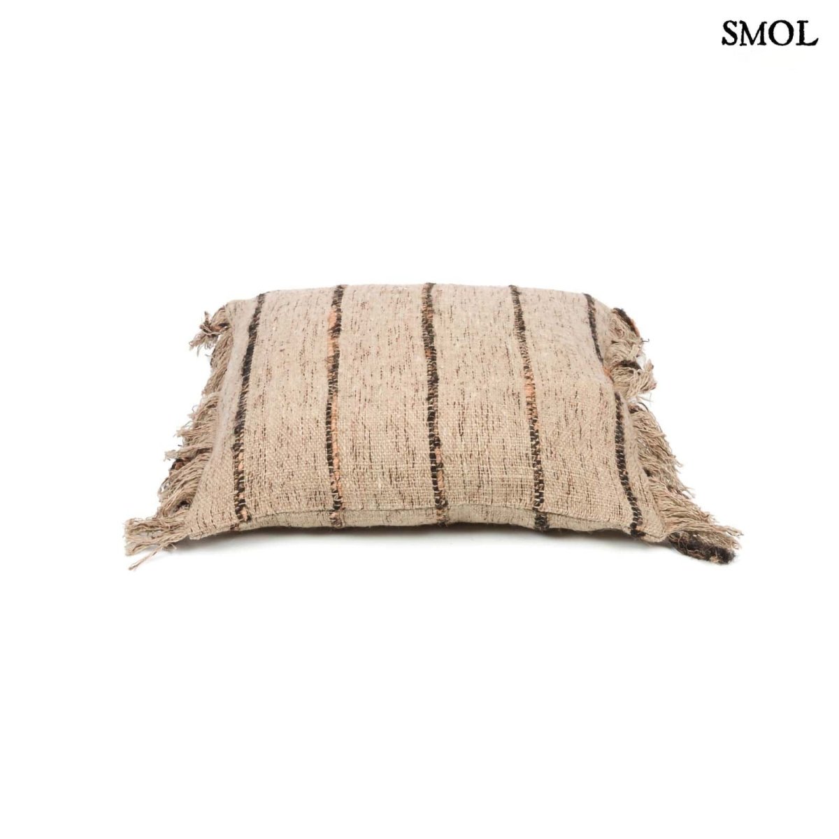 Bézs és fekete csíkos díszpárnahuzat rojtokkal fektetve